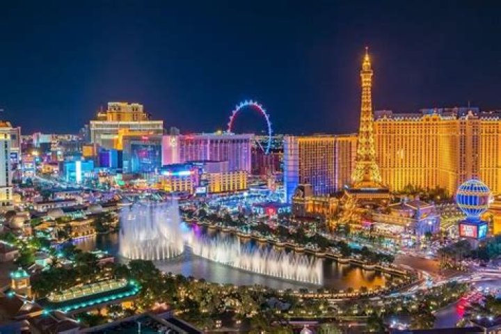 Vegas: The Ultimate Guide to Sin City's Attractions, Culture, and History